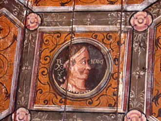 Kaiserporträt an de Kassettendeck: Kaiser Tiberius, as se sik em vörstellt hebbt -- apensichtlich in beste Luun