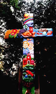 Dat Krüüz steiht in Hamborg-Ottensen vör de Christianskark.